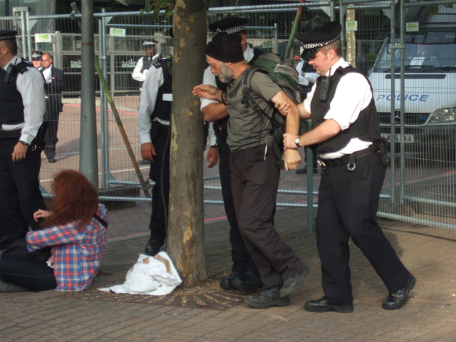 they started forcibly removing people from the roadway
Having got this protester to the pavement they let go of him so he then just went back in the road again! they started forcibly removing people from the roadway
Having got this protester to the pavement they let go of him so he then just went back in the road again!