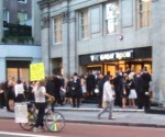 simon outside the hotel hectoring the supposed arms dealers - unfortunately he soon realised he was outside the wrong entrance of the Grosvenor Hotel - ah well, can't win them all!